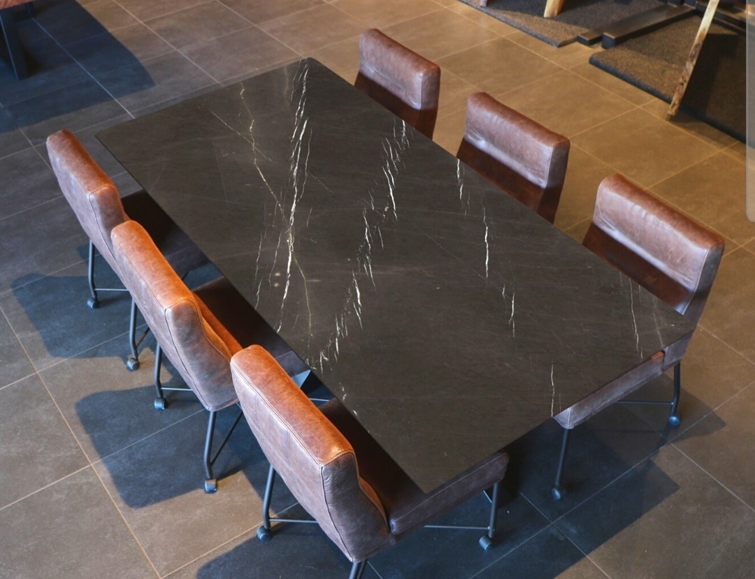 Table en marbre noir avec pieds en acier 3 millimètres d’épaisseur. Découpe, soudure et meulage entièrement fait main à Sainte-Hélène.