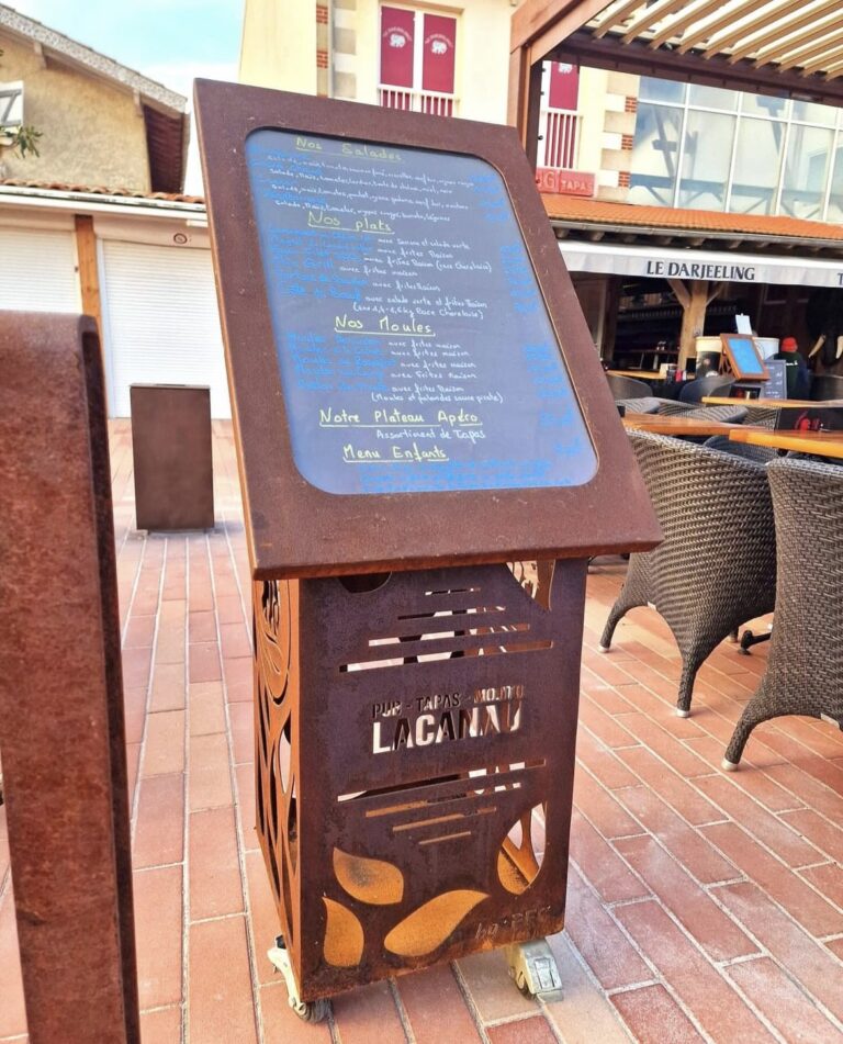 porte-menu en acier corten avec découpe personnalisée. Réalisé par PFC Conception pour le restaurant/bar le Darjeeling à Lacanau