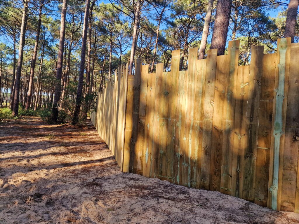 Clôture en bois de pin type western de 180m d'une hauteur de 2,5m et 3m de hauteur.