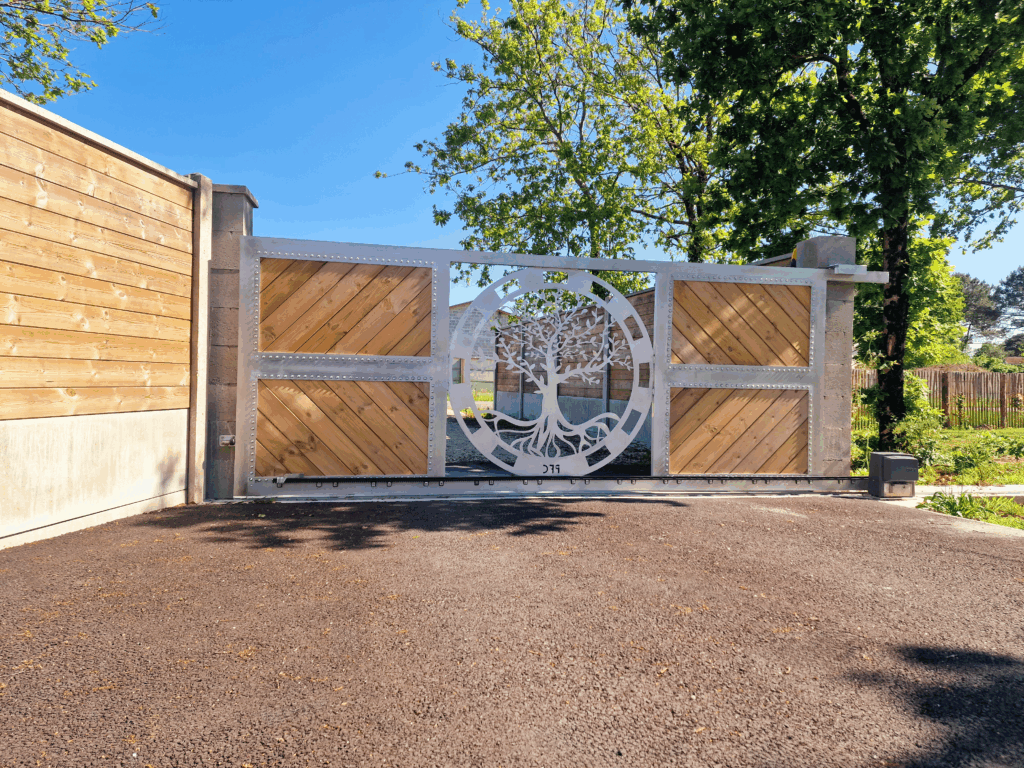 Portail aluminium brut et bois motorisé